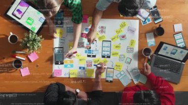 Yazılım geliştiricisinin, kodlama mühendisliği konusunda beyin fırtınası kullanarak en alttaki görüntüsü. Proje yöneticisi Ux Ui tasarımının hologram programlama sistemi ile en iyi hava görüntüsü. Cemaat.