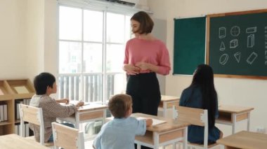 Sınıfta çeşitli çocuklar sınıf ödevlerini yaparken, Kafkasyalı öğretmen sınıfta yürüyor ve öğrenci ödevlerini kontrol ediyor. Çeşitli zeki öğrenciler ilkokulda ders veriyor ve not alıyor. Pedagoji.