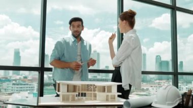 Yetenekli mimar mühendis takımı ev modeli inşaatı hakkında konuşuyor. Başarılı iç tasarım beyin fırtınası, paylaşım, mimari tasarım. Yaratıcı tasarım. İzleme