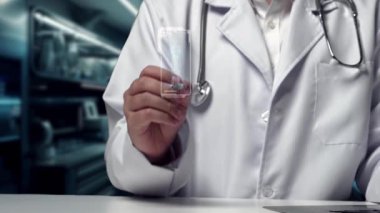 Laboratuvarda yüzen insan anatomisi hologramı tabletli akıllı doktorların oturduğu masayı kapatın. Sağlık çalışanı HUD gösterge panelinde tüm vücut hologramını kontrol ediyor ve semptomları inceliyor. İyileştirici.