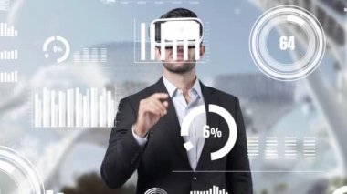 Profesyonel yatırımcı pazarlama fikrini sunarken finansal verilere işaret ediyor. Yetenekli proje yöneticisi pazarlama fikrini ve finansal planını kontrol edip paylaşıyor. Teknoloji yeniliği. Aygıt.