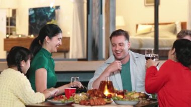 Aile, bahçede tatil kutlaması için bir araya geldi. Aile üyeleri, yemeğe. Açık hava kamp aktivitesi yemekle rahatlamak ve nesiller arası tatlı akrabalarla vakit geçirmek için. Uyumsuzluk.