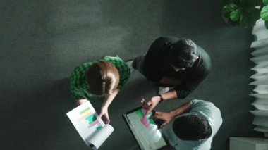 Beyaz iş kadını toplantı odasında dururken yatırımcıya pazarlama stratejisini açıklıyor ve sunuyor. Lider karar verirken borsa çizelgesine ve veri analizine bakıyor. Cemaat.