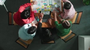 Proje yöneticisinin cep telefonu arayüzü için Ux Ui tasarımı üzerinde çalışırken beyin fırtınası zihin haritası kullanarak yazılım programı tasarlamasının en üst görünümü. Zaman aşımı. Cemaat.