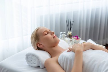 Kafkasyalı kadın müşteri stres önleyici spa masajının keyfini çıkarıyor ve lüks otel ya da oteldeki gündüz açık ortam güzellik salonunda güzellik teniyle eğleniyor. Sessiz.