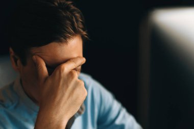Dinamik veritabanı pazarlama analizi ile PC ekranındaki iş paragrafını araştıran stresli finansal analistin gece vakti modern ev ofisinde aylık rapor hazırlamasını düşünüyorum. Bireysel.