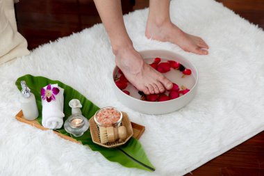 Adam lüks kaplıcalarda mutlu ayak masajına devam ederken, masör de hafif gün ışığı atmosferinde refleksoloji terapisi ya da otel ayak spa 'sında. Sessiz.