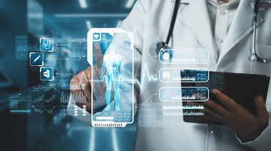 Doktorun elinde tablet varken ve laboratuvarda yüzen insan anatomisi hologramına bakarken. Semptomu teşhis ederken ve tıbbi verilerle çalışırken teknoloji yeniliklerini kullanan bir tıp çalışanı. İyileştirici.