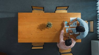 İş adamının yukarıdan aşağı görüşü, iş arkadaşınla masada yürürken finansal belgeyi toplantı için hazırla. Cep telefonu arayüzü için UX UI tasarımı tutan proje yöneticisinin hava görüntüsü. Cemaat.