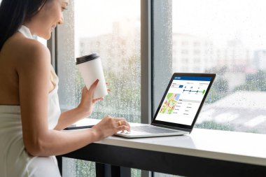 Ürün nakliyesi ve teslimatı için e-ticaret ve mod çevrimiçi iş izleme sistemi