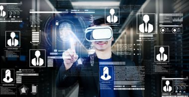 İş adamı güvenlik sistemi hologramını işaret ediyor ve veri merkezinde duruyor. Yetenekli proje yöneticisi kimlik kontrolü ve ağ güvenliğine erişiyor. Yapay zeka. Yaratıcılık.