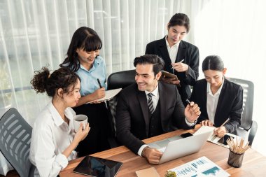 Modern ofis ortamında çalışan çeşitli etnik gruplardan çeşitli iş adamları. Üretken ve çok ırklı ofis çalışanları stratejik ticari pazarlama konusunda tartışmaya giriştiler. Çok titiz.