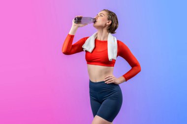 Vücut uzunluğunun tamamı atletik ve sportif genç bir kadını havluyla ve içme suyuyla izole edilmiş arka planda egzersiz yaparken çekilir. Sağlıklı aktif ve vücut bakımı yaşam tarzı.