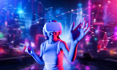 Meta 'daki siber punk tarzı binalarda duran bulanık kadın metaevrene bağlı VR kulaklık takıyor, gelecekteki siber uzay topluluğu teknolojisi. Kadın sanal gerçekliğe dokunmak için el kullanıyor. Halüsinasyon.