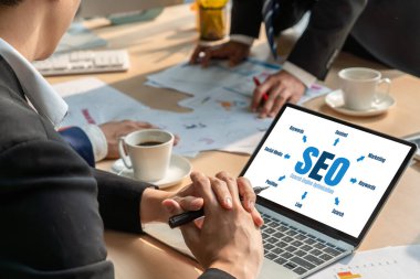 Model e-ticaret için SEO arama motoru optimizasyonu ve bilgisayar ekranında gösterilen çevrimiçi perakende işi