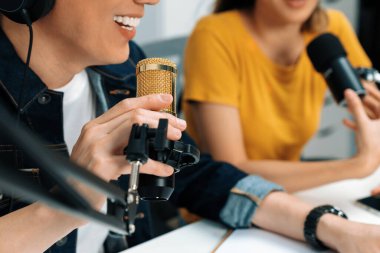 Güler yüzlü radyo etkili sunucuların kulaklık takması ve sosyal medyada canlı yayın yapması senaryo ve dizüstü bilgisayardan sabah stüdyo kaydında dinleyicilere canlı yayın yapması. İnfobahn.