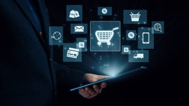 İş adamı çok kanallı stratejileri entegre ediyor, çevrimiçi alışveriş ve pazarlama erişimini artırıyor. Birbirine bağlı marka deneyimleri yaratmak için çok kanallı pazarlamanın gücünü keşfedin. Kullanıcı Kimliği