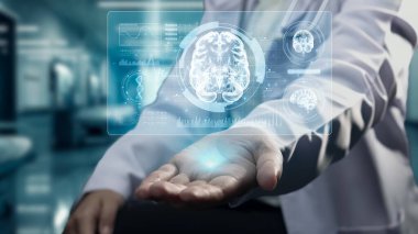 Yetenekli doktorların oturduğu ve elinde beyin anatomisi hologramı olan hastaların yakınından geç. Tıbbi çalışanlar, tıbbi verileri kullanarak beyin hastalıklarını inceleyip analiz ediyorlar. Teknoloji. İyileştirici.