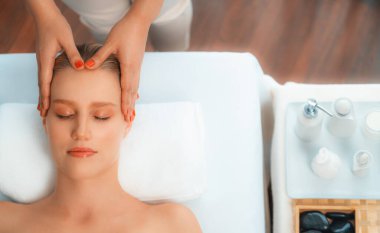 Panorama 'da kadınların stres önleyici kafa masajından ve lüks tatil beldesi veya otel spa salonundaki modern ışık ortamında yüz güzelliği eğlencelerini şımartmaktan hoşlandığı bir manzara var. Sessiz.