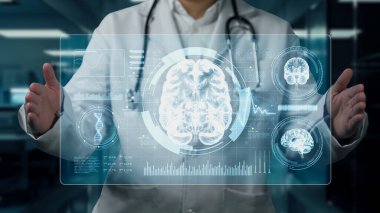 Beyin anatomisi hologramı tutan zeki doktorların laboratuvarda bulanık geçmişleri var. Profesyonel tıp çalışanı beyin ameliyatına hazırlanıyor. Teknoloji yeniliği. İyileştirici.
