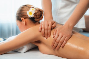 Kafkasyalı kadın müşteri stres önleyici spa masajının keyfini çıkarıyor ve lüks otel ya da oteldeki gündüz açık ortam güzellik salonunda güzellik teniyle eğleniyor. Sessiz.