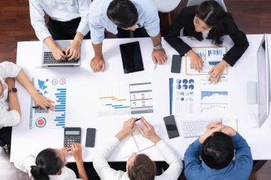 Üst görünüm proje yöneticisi proje yönetimi yazılımı kullanarak ekip ile iletişim kurar ve işbirliği yapar, proje görevinin ilerlemesini izler ve toplantı masasında program planı yapar. Tedbirli