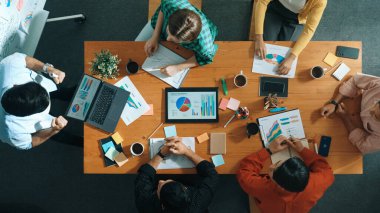 Yetenekli iş adamlarının beyaz tahtada dururken başlangıç projesiyle ilgili fikirlerini paylaşmaları. İş kadını tableti tutuyor ve yaratıcı fikri açıklarken toplantı odasına yerleştiriyor. Cemaat.