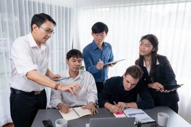 Bir grup farklı ofis çalışanı şirket ofis odasında stratejik iş pazarlama planlamasında birlikte çalışıyor. İş yeri konseptinde pozitif takım çalışması. Tedbirli