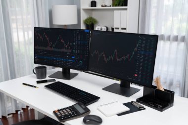 Bilgisayarda iki adet dinamik borsa grafiği görünüyor. Yazılımda güncellenen finansal teknolojiye yapılan zaman uygulaması yatırımı üzerinden otomatikman satış veya satın alma karı. İnfobahn.