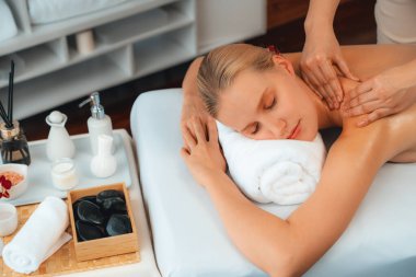 Kafkasyalı kadın müşteri stres önleyici spa masajının keyfini çıkarıyor ve lüks otel ya da oteldeki gündüz açık ortam güzellik salonunda güzellik teniyle eğleniyor. Sessiz.