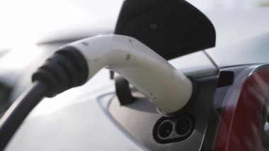 Elektrikli taşıt teknolojisi konut alanı ya da EV akü şarjı için ev şarj istasyonu olarak kullanılır. Gelecekteki çevre için temiz ve sürdürülebilir enerji ile çevre dostu ulaşım. Titiz