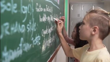 Karatahtaya cevap yazarken çeşitli öğrenci kodlama mühendisliği okuyor. İstihbarat çocukları kodlama geliştirme planını planlıyor ve öğreniyorlar. Başarılı çocuk paylaşım fikri. Pedagoji.