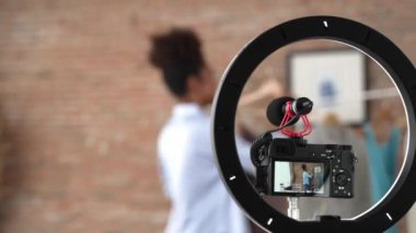 Arka plan görüntüsü, kamera ekran kaydedicisi kadın nüfuzcusu canlı yayın video görüntüsü görüntüleme kritik sosyal medya ya da blog 'u gizliyor. İnternetteki pazarlama yayını için giysi stüdyosu ışıklandırması olan kız.