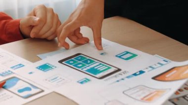 Mobil uygulama ya da web sitesi için kullanıcı arayüzü prototipi planlayan şirket çalışanlarının panorama videosu. UX UI tasarım beyin fırtınası kullanıcı dostu arayüz planı tasarlıyor. Sinerjik