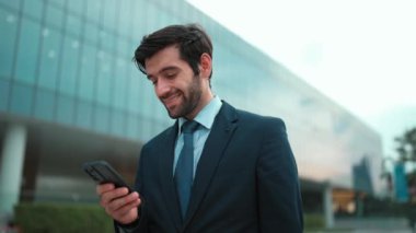 Kafkasyalı yetenekli bir proje yöneticisi. Bulanık geçmişiyle şehirde yürürken telefonla konuşuyor. Akıllı telefon kullanan yetenekli bir işadamı bulanık geçmişi olan bir proje yöneticisiyle konuşuyor. Sevinçli..