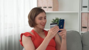Kadın alışverişi ya da internet pazarında online ödeme modern yaşam tarzı için satış öğeleri arama ve prim siber güvenlik yazılımı tarafından korunan cüzdan çevrimiçi ödeme için kredi kartı kullanma