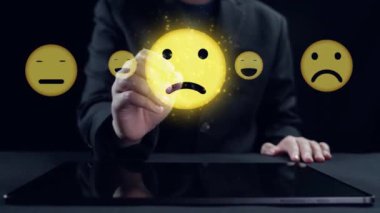 İş adamı müşteri memnuniyet değerlendirmesi verilerini analiz eder ve hizmet kalitesini artırmaya çalışır. Müşteri memnuniyeti ve sadakatini arttırmak için koz değerlendirmeleri. Kullanıcı Kimliği