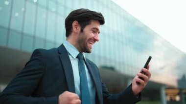 Başarılı bir iş adamı ayakta durarak satışların artmasını kutluyor. Mutlu proje yöneticisi ya da lider başarılı bir projeyle gurur duyuyor, terfi alıyor, telefon tutarken iş buluyor. Sevinçli..