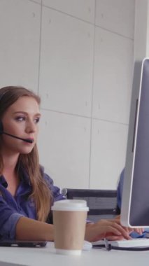 Müşteri destek ajanı ya da kulaklıklı çağrı merkezi telefon görüşmesinde müşteriyi desteklerken masaüstü bilgisayarında çalışır. Operatör hizmeti iş temsili kavramı.