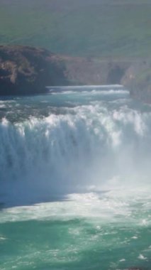 Godafoss İzlanda şelalesinin yavaş çekimleri: Tanrıların şelalesi İzlanda 'da ünlü bir şelaledir. Godafoss Şelalesi 'nin nefes kesen manzarası turistleri Kuzey İzlanda' ya davet ediyor..