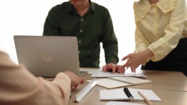Mimari ve güvenlik mühendisi, modern ofiste doğruluk için mimari belge ve ölçüm aracına dizüstü bilgisayardaki inşaat ayrıntılı planlarını yazar. - Yakın çekim. Tanımlama.