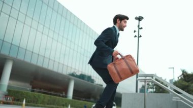 Başarılı bir iş adamı yürürken satışların artmasını kutluyor. Mutlu proje yöneticisi ya da erkek lider başarılı bir projeyle gurur duyuyor, terfi alıyor, iş buluyor. Aşırı sevinç ve mutluluk. Sevinçli..