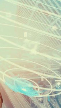 Gelecekteki bina inşaatı ve HUD hologram grafik tasarımı ile yaratıcı mühendislik projesi konsepti. İnşaat mühendisi, mimar ya da inşaat işçisi modern sivil teknoloji ile çalışıyor..