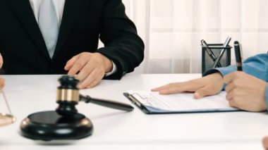 Şirket avukatları, iş adamlarının el sıkışarak karşılıklı kazancı kutlayarak başarılı bir anlaşma veya anlaşma yapmalarını alkışlıyor. İş tokalaşması konsepti. Ağır çekim. Katı.