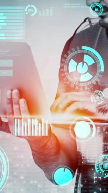 Gelecekteki bina inşaatı ve HUD hologram grafik tasarımı ile yaratıcı mühendislik projesi konsepti. İnşaat mühendisi, mimar ya da inşaat işçisi modern sivil teknoloji ile çalışıyor..