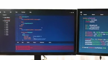 Bilgisayar programlama için arka uç yazılım geliştirici mühendisi. Yazı yazma kodlarını ayıklamak için birlikte çalışıyorlar. Ofisteki monitörde karmaşık algoritmaları çözüyorlar. Filizlenen