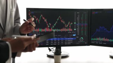Hisse senedi borsası pazarlamasını analiz eden yavaş çekim şirketindeki yatırımcılar, kayıp için mum bar fiyatını analiz eden monitörlere bakıyor ve kazanç ve kâr elde ediyor. Filizlenen