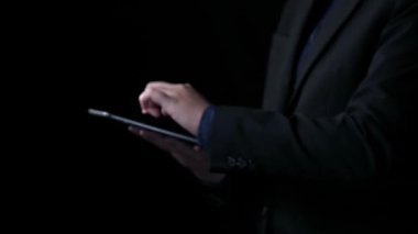 İş adamı, tahminsel büyük veri modellerinden gerçek zamanlı analizlere uzanan eğilimleri ve görüşleri ortaya çıkarmak için veri analizlerini derinlemesine inceleyerek, veri güdümlü kararların analitik endüstrileri UUID 'ye nasıl yönlendireceğini öğrenir