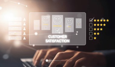 İş adamı müşteri memnuniyet değerlendirmesi verilerini analiz eder ve hizmet kalitesini artırmaya çalışır. Müşteri memnuniyeti ve sadakatini arttırmak için koz değerlendirmeleri. EIDE