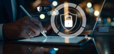 İş adamı siber güvenliğin özünü keşfeder. Siber koruma yöntemlerini, tehditleri derinlemesine araştır ve siber güvenlik duruşunu güçlendir. Siber Güvenlik Çağı EIDE 'de gezinmek için gerekli